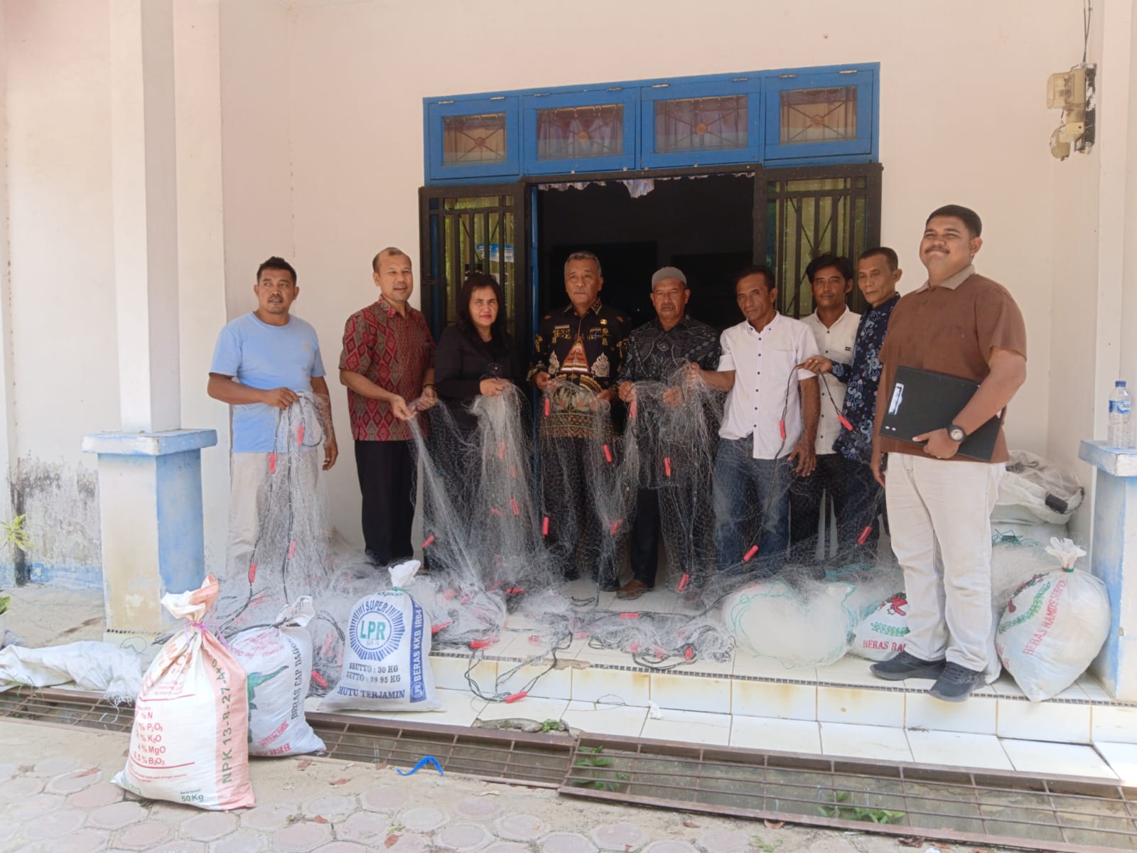 Kegiatan Serah Terima Bantuan Alat Tangkap Ikan Jaring Gillnet dari DKP Provsu sebanyak  300 set.