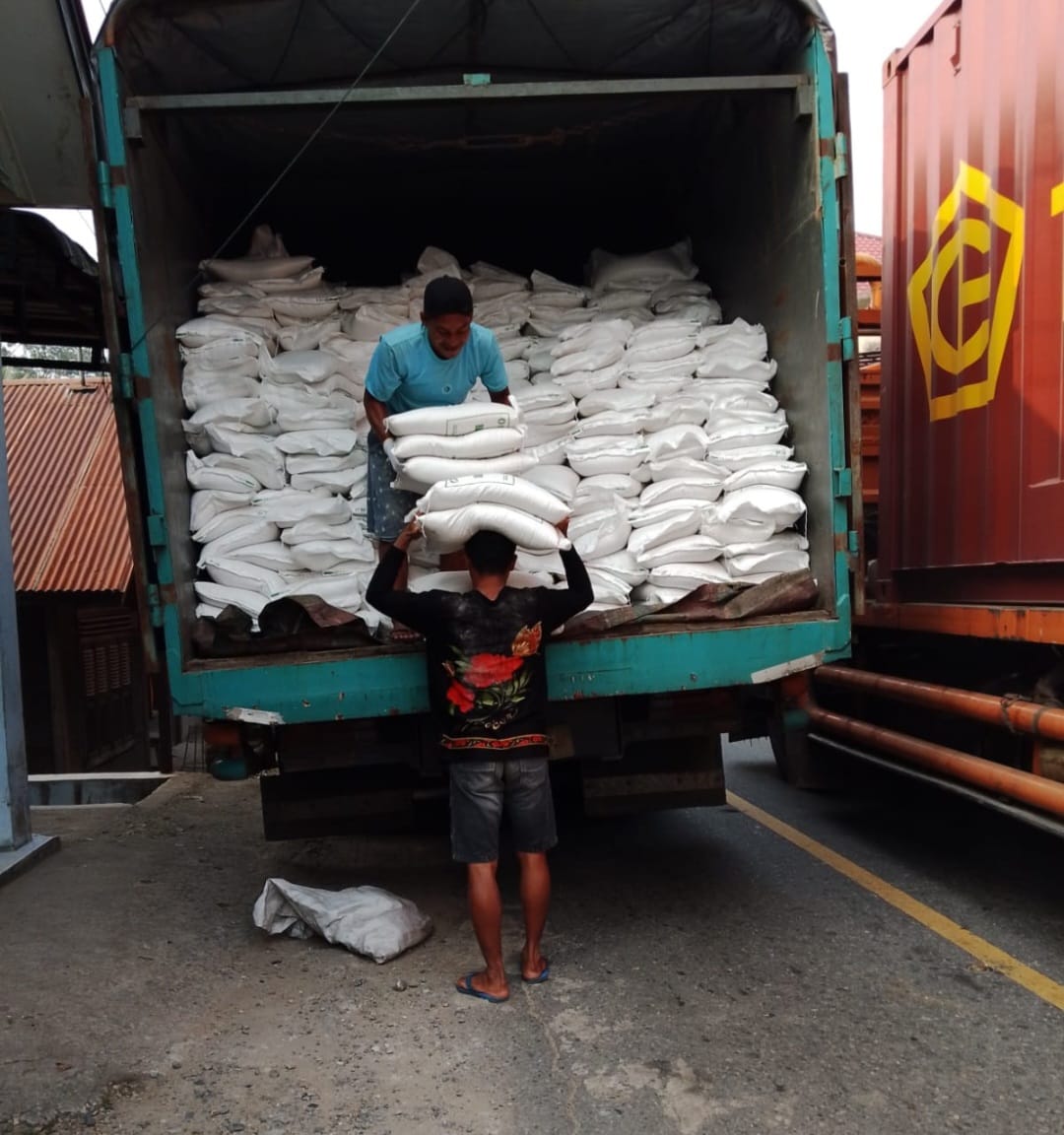 PENDISTRIBUSIAN BANTUAN PANGAN OLEH BULOG DI KECAMATAN TAMBANGAN