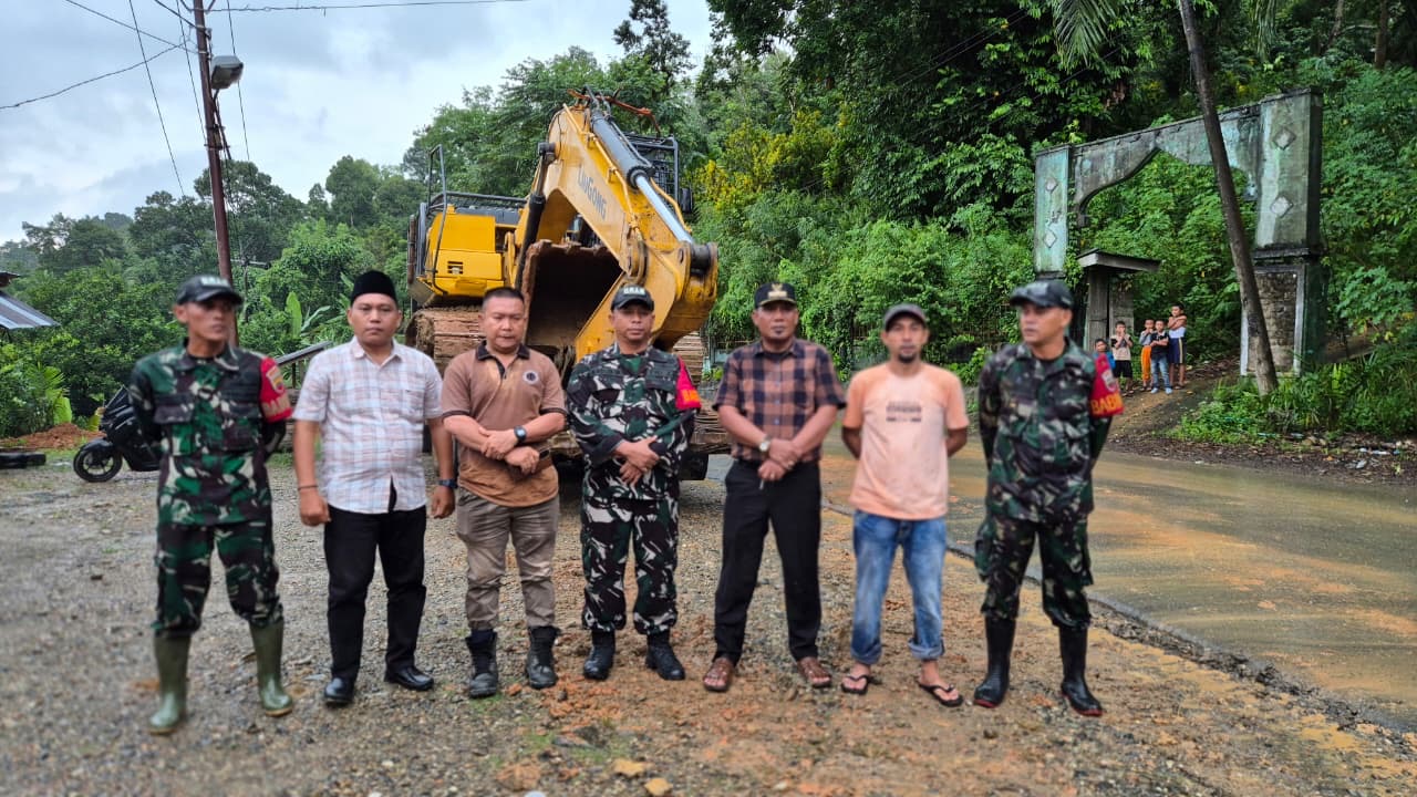 Evakuasi pohon tumbang di Desa Sikumbu