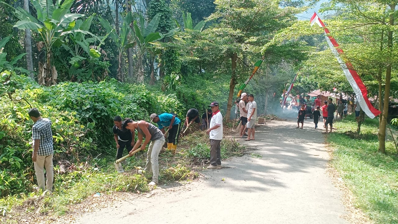 Kegiatan Gotong Royong Keta Marsialapari