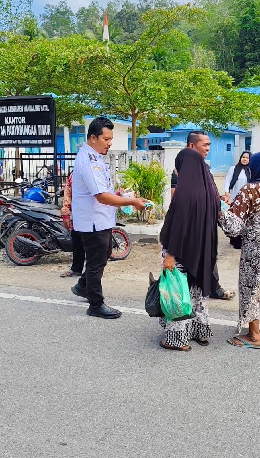 Pembagian Masker Kepada Masyarakat Kecamatan Panyabungan Timur
