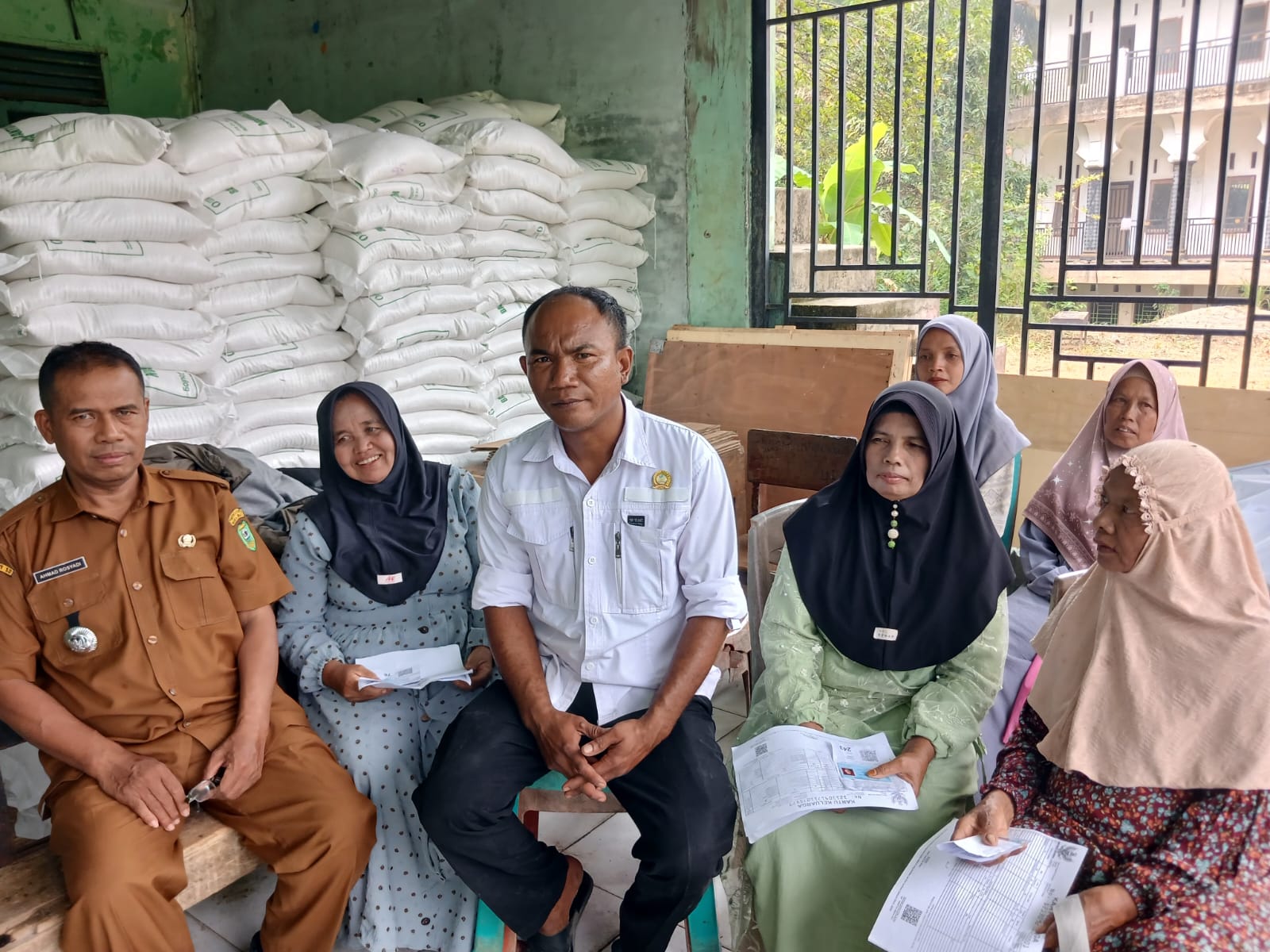PENYALURAN BANTUAN PANGAN BERAS